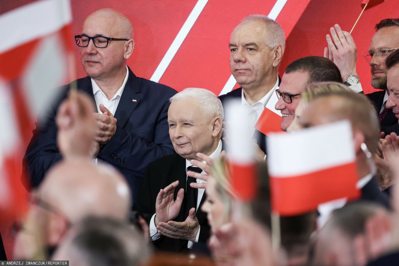 Jarosław Kaczyński, za nim Jacek Sasin 