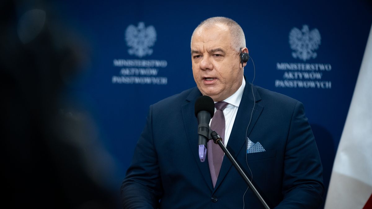 Na zdjęciu Jacek Sasin w trakcie konferencji prasowej