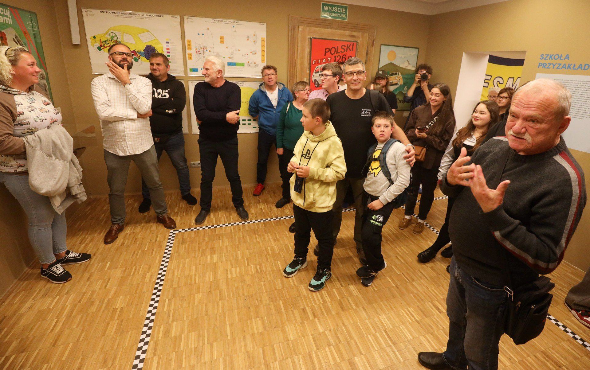Wystawa to próba opowieści o ludzkim wymiarze tyskiej FSM - będącej jedną z największych inwestycji lat 70., powstałej na polach Urbanowic i Bierunia.