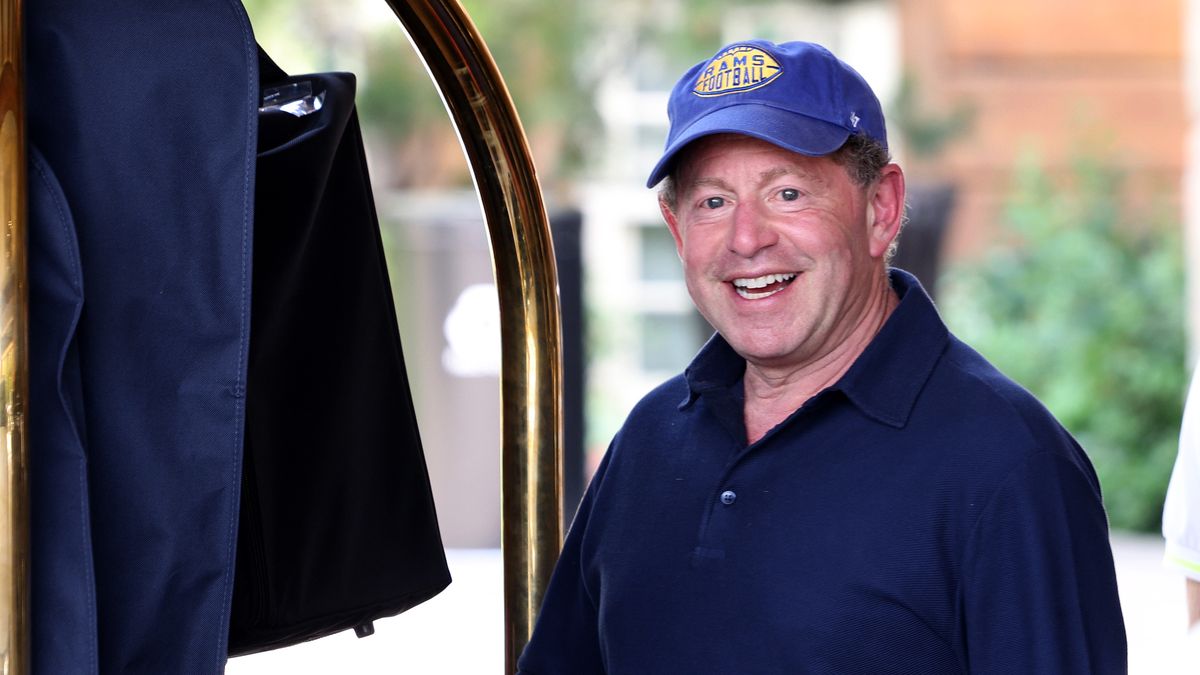 SUN VALLEY, IDAHO - JULY 06: CEO of Activision Blizzard Bobby Kotick arrives for the Allen & Company Sun Valley Conference on July 06, 2021 in Sun Valley, Idaho. After a year hiatus due to the COVID-19 pandemic the world's most wealthy and powerful businesspeople from the media, finance, and technology will converge at the Sun Valley Resort for the exclusive week-long conference. (Photo by Kevin Dietsch/Getty Images)