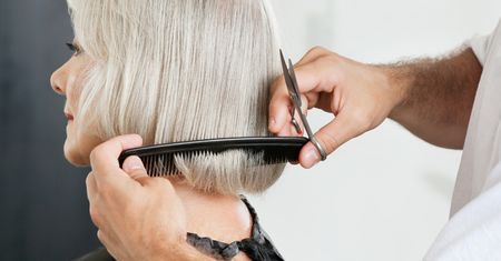 Te fryzury to prawdziwy koszmar kobiet po pięćdziesiątce. Dodają lat