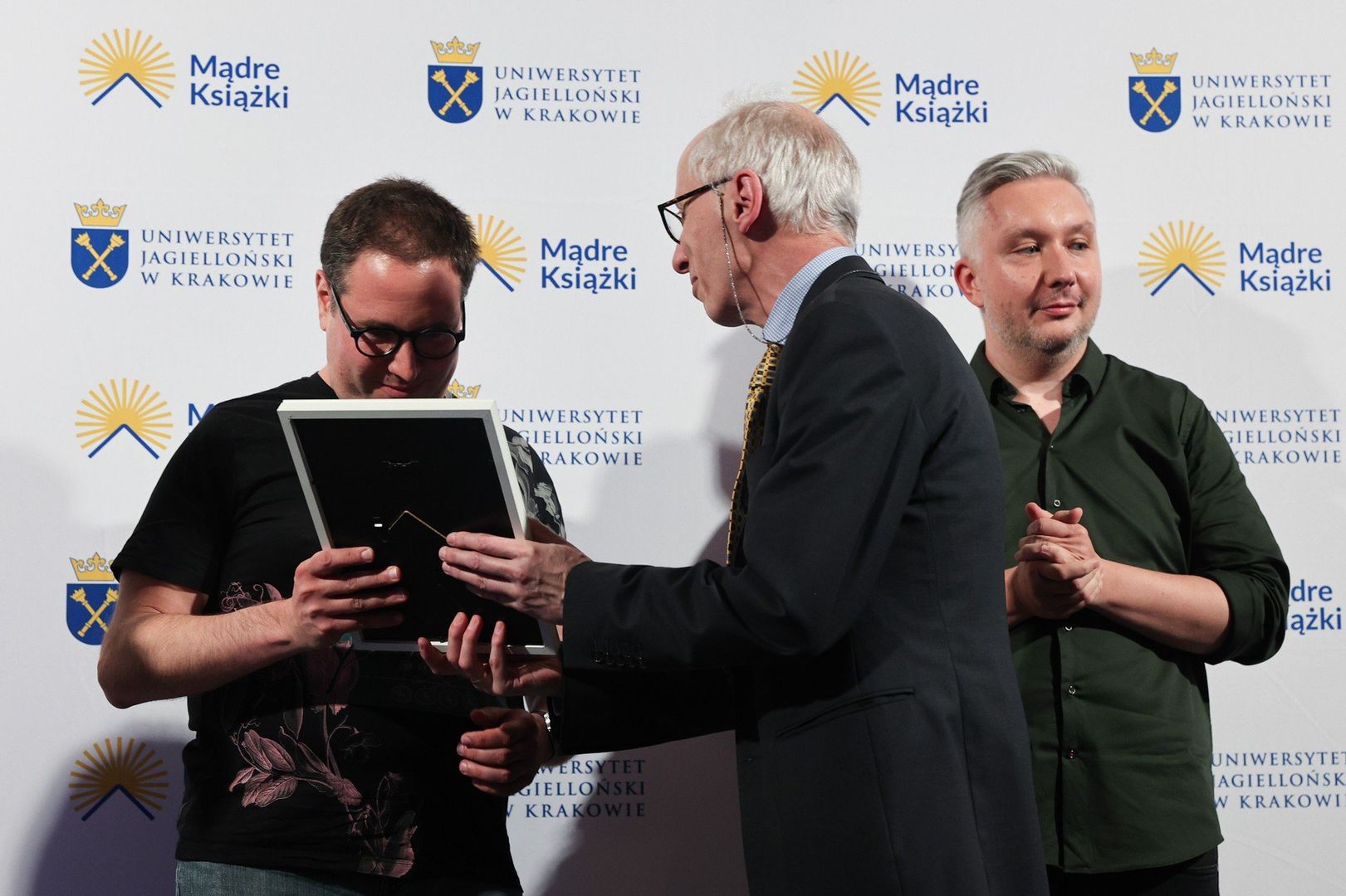 Nagroda główna „Mądra Książka Roku 2024” trafiła do  Siddhartha Mukherjee za książkę  &#34;Pieśń komórek. Nowa epoka medycyny&#34;. W imieniu autora nagrodę odebrali tłumacz Jan Dzierzgowski i przedstawiciel Wydawnictwa Czarne
