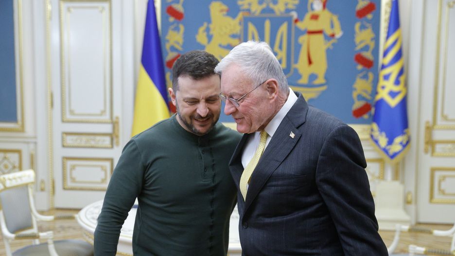 Ukrainian President Volodymyr Zelensky (L) welcomes US Special Presidential Envoy for Russia and Ukraine Keith Kellogg (R) prior to their meeting in Kyiv, Ukraine, 20 February 2025. Keith Kellogg arrived in Ukraine to meet with senior Ukrainian officials amid the ongoing Russian invasion. EPA/SERGEY DOLZHENKO Dostawca: PAP/EPA.