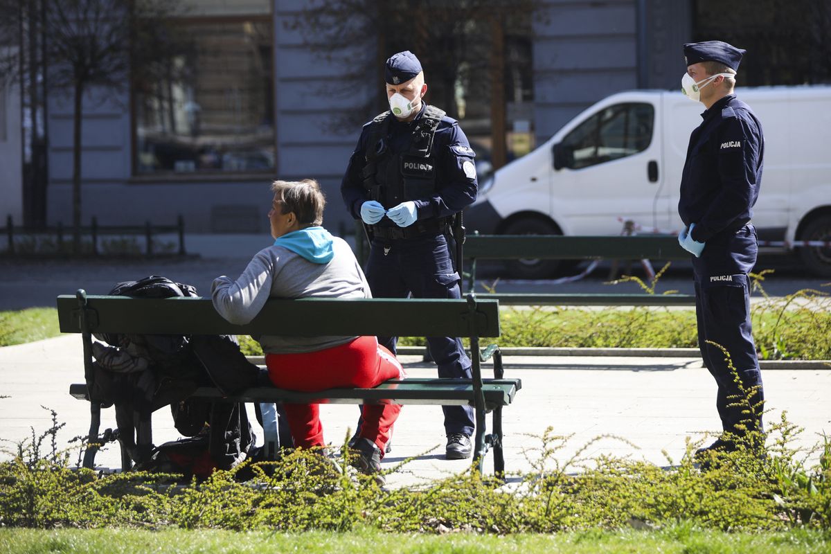 Przełomowy wyrok. Sąd odmawia ukarania mężczyzny, który jechał rowerem bez maseczki