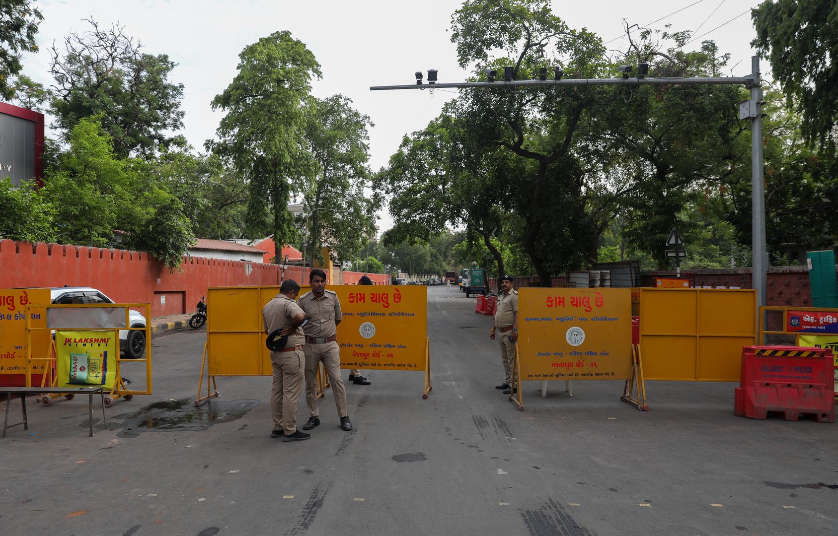 Police guards the Air India airplane crash site near Sardar Vallabhbhai Patel International Airport in Ahmedabad, Gujarat, western India, 15 June 2025. Air India flight AI171, bound for London carrying 242 passengers and crew members on board a Boeing 787-8 aircraft, crashed minutes after take-off in the Meghaninagar area of Ahmedabad on 12 June. EPA/RAJAT GUPTA Dostawca: PAP/EPA.