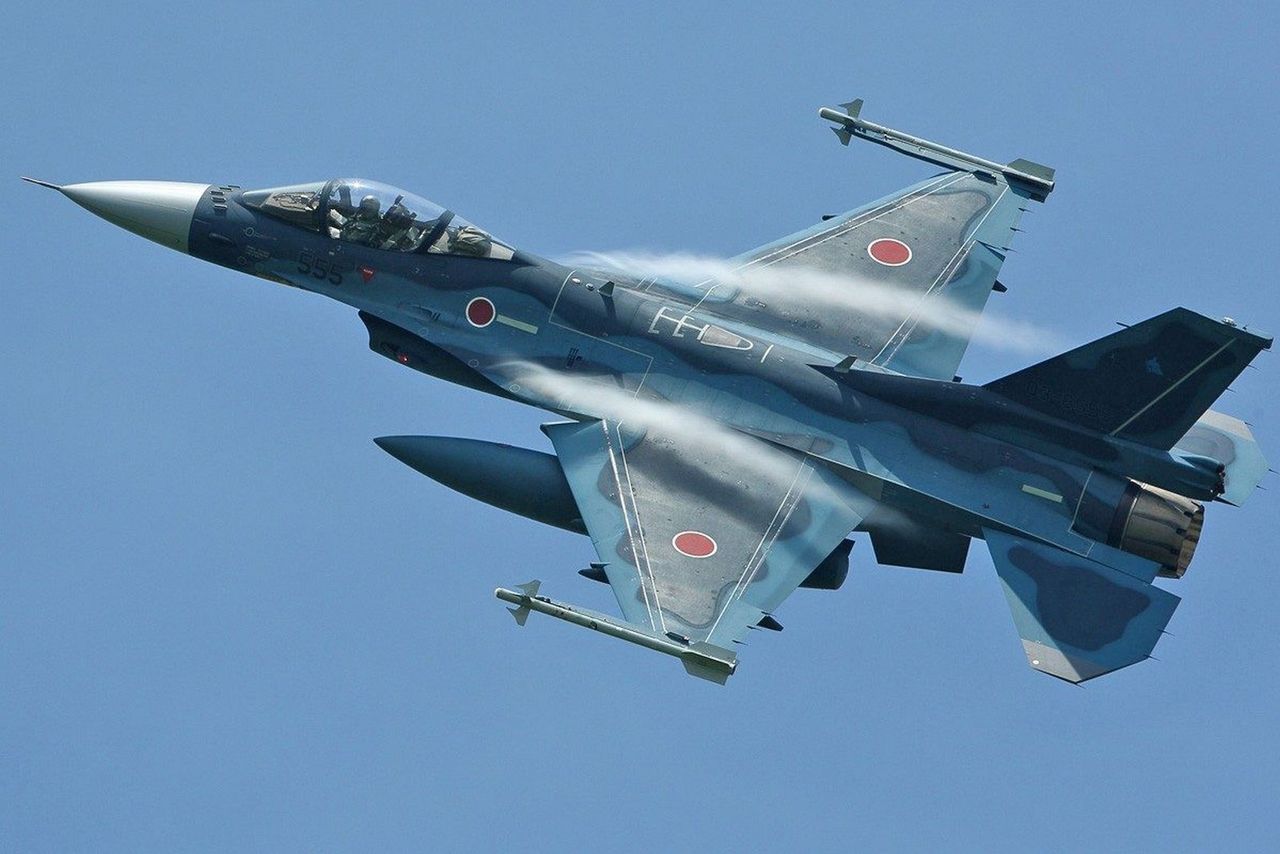 F-2 – większy brat F-16. Wygląda podobnie, ale to latający samuraj