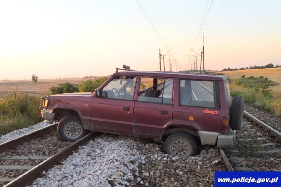 Ktoś zostawił SUV-a na torach. Policja szuka sprawcy