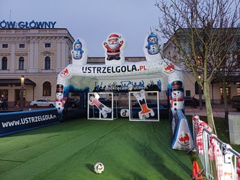 Kraków: Świąteczny kiermasz z lodowiskiem i piłkarskimi atrakcjami