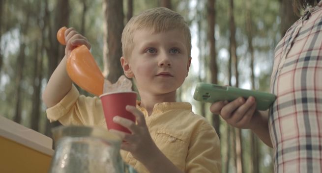 Wakacyjna lemoniada w kolejnym spocie Allegro z cyklu „Czego szukasz?”