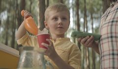 Wakacyjna lemoniada w kolejnym spocie Allegro z cyklu „Czego szukasz?”