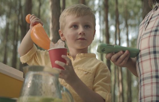 Wakacyjna lemoniada w kolejnym spocie Allegro z cyklu „Czego szukasz?”