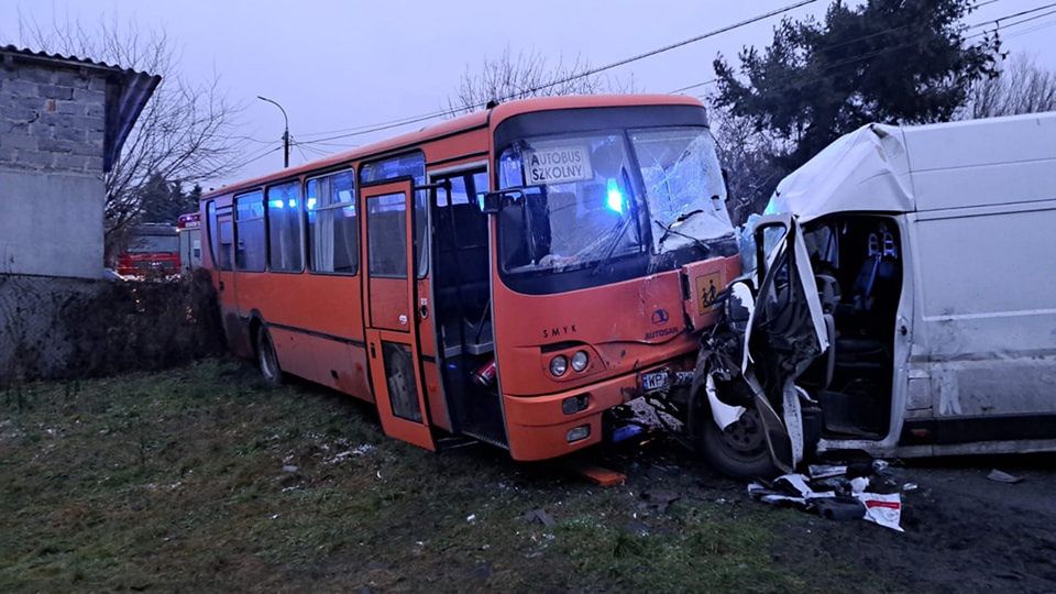 Wypadek szkolnego autobusu. Ranne dzieci i kierowca 