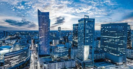 Bariera 9 tys. zł przebita. Zarobki w firmach rosną, ale rynek pracy wysyła sygnały ostrzegawcze