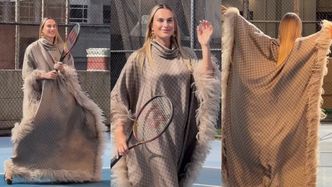 Aryna Sabalenka wymachuje rakietą w szarym ponczo Gucci. Wymarzona ambasadorka marki? (WIDEO)