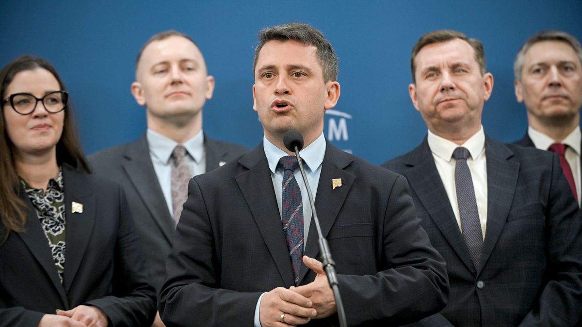 Posłowie Polski 2050 podczas środowej konferencji, w środku kadru Paweł Śliz