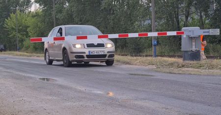 Policja wyjaśnia, co zrobić na przejeździe. "Wyłam rogatkę, wjeżdżając w nią samochodem"