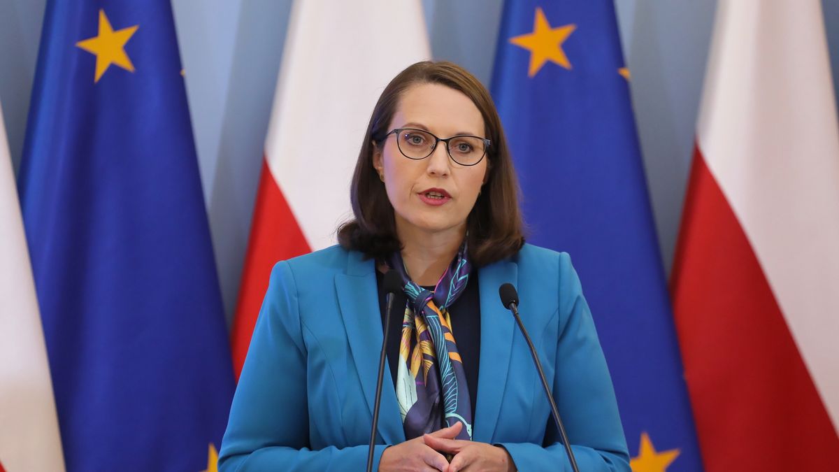 Warszawa, 13.06.2023. Minister finansów Magdalena Rzeczkowska podczas konferencji prasowej w KPRM w Warszawie, 13 bm. Na wtorkowej Radzie Ministrów została przyjęta propozycja podniesienia płacy minimalnej oraz założenia budżetowe na przyszły rok. (ad) PAP/Paweł Supernak
