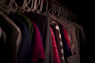 "Wełniana" marynarka z poliestru. UOKiK wszczyna postępowanie