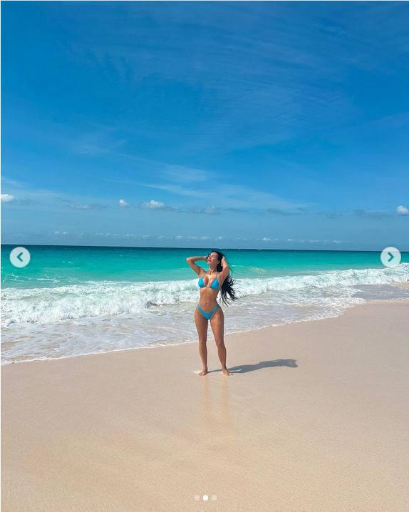 Kim Kardashian pozuje na plaży w błękitnym bikini