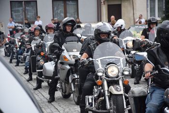 Bobowa: Motoryzacyjna niedziela. Pielgrzymka i zlot samochodów