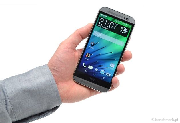 HTC One M8 w ręce