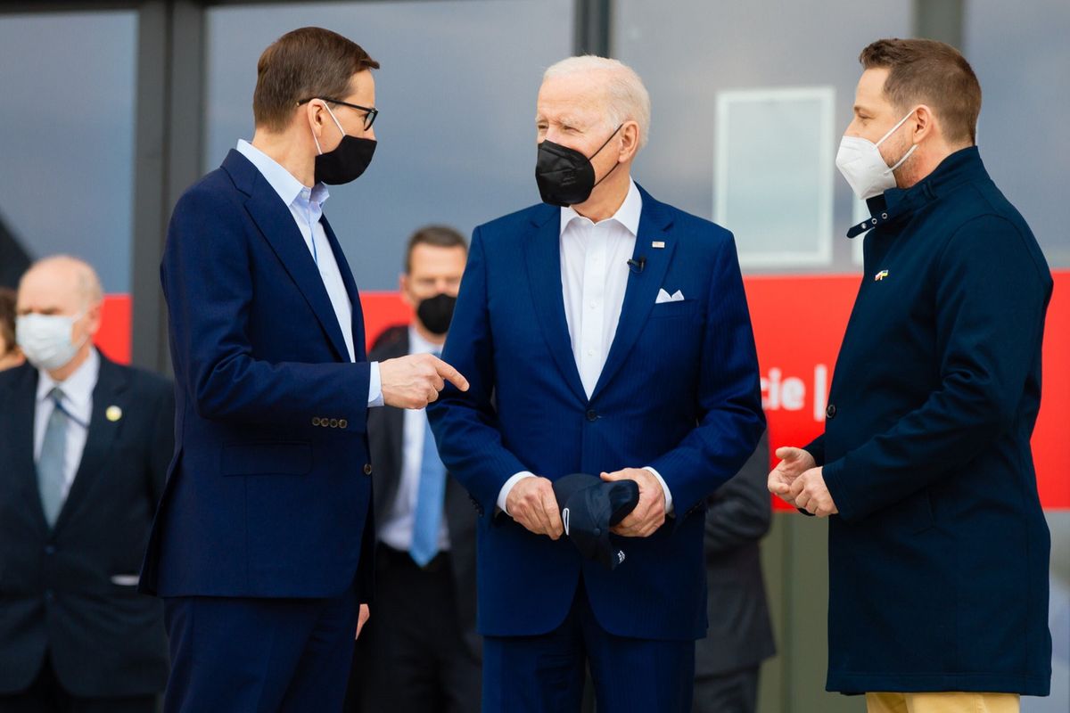 Prezydent USA Joe Biden (w środku) z prezydentem Warszawy Rafałem Trzaskowskim (z prawej) i premierem Mateuszem Morawieckim 