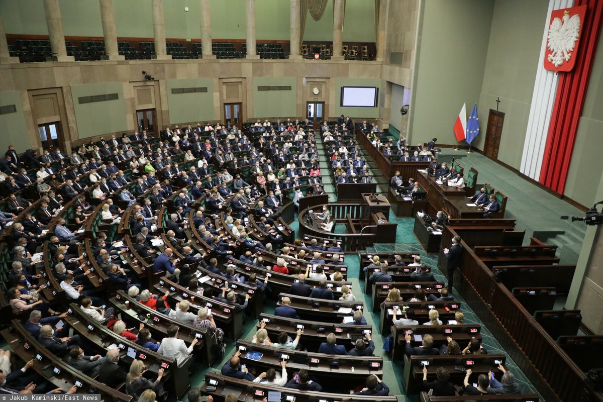 Sondaż CBOS. PiS lekko traci, "efekt Tuska" wciąż trwa 