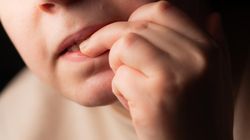 Drapiesz i obgryzasz skórki wokół paznokci? Przyczyn może być kilka