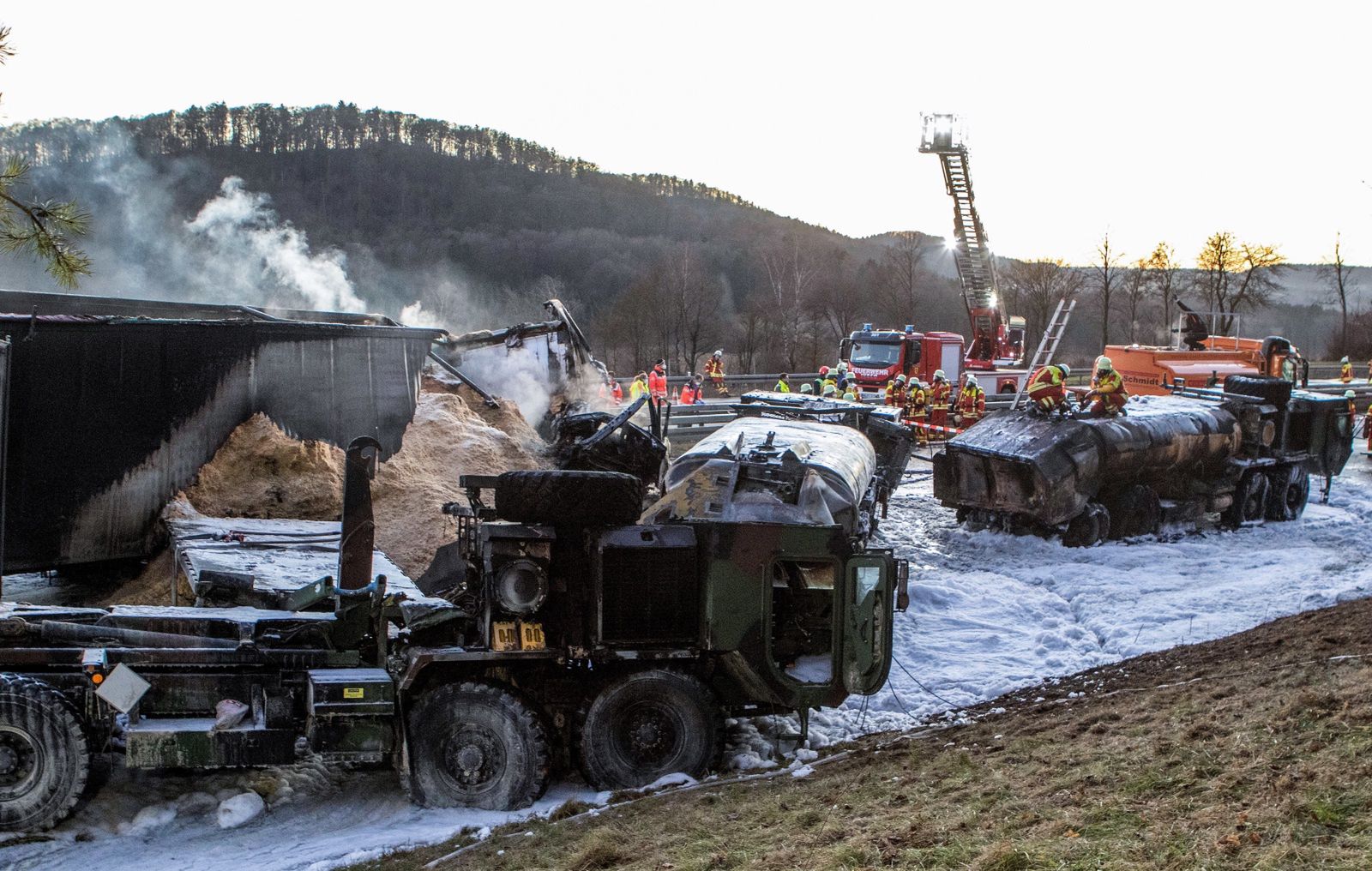 Truck crashes into several US military vehicles
epa09652069 A general view of the accident site after a truck rammed several US military vehicles on the A3 motorway near Parsberg, Germany, 20 December 2021. According to police reports, a truck rammed several vehicles of a US military convoy, two of the military vehicles were on fire, several people were injured.  EPA/MARVIN KLEIN 
Dostawca: PAP/EPA.
MARVIN KLEIN