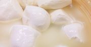 Nie marnuj zalewy z mozzarelli. Sprawdź, jak przyda się w kuchni