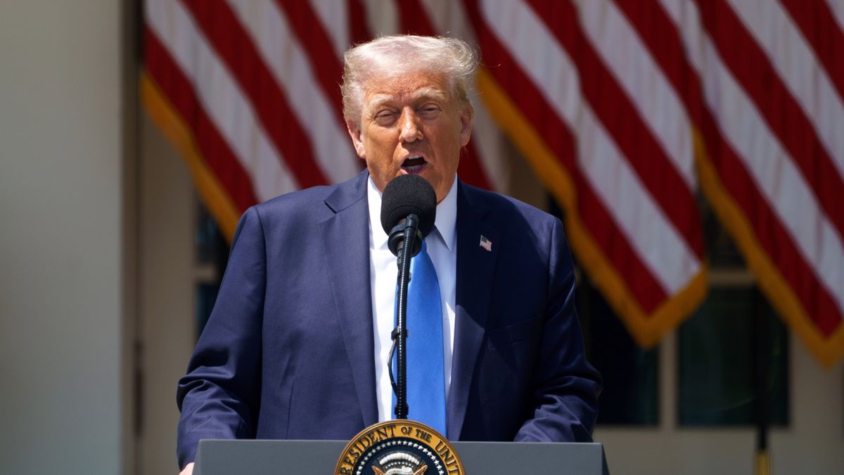 National Day of Prayer Event at the White House
epa12068045 US President Donald Trump attends the National Day of Prayer Event in the Rose Garden of the White House in Washington, DC, USA, 01 May 2025.  EPA/WILL OLIVER 
Dostawca: PAP/EPA.
WILL OLIVER
government