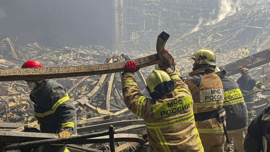 A handout still photo taken from handout video made available by the Russian Emergency Ministry shows rescues examine the debris in the burned hall of the Crocus City Hall concert venue following a terrorist attack in Krasnogorsk, outside Moscow, Russia, 23 March 2024. On 22 March evening, a group of up to five gunmen attacked the Crocus City Hall in the Moscow region, Russian emergency services said. 93 people were killed and more than 100 others were hospitalized, the Investigative Committee confirmed. The head of the Russian FSB, Alexander Bortnikov, reported to Russian President Vladimir Putin on 23 March on the arrest of 11 people, including all four terrorists directly involved in the terrorist attack. EPA/RUSSIAN EMERGENCIES MINISTRY / HANDOUT BEST QUALITY AVAILABLE HANDOUT EDITORIAL USE ONLY/NO SALES HANDOUT EDITORIAL USE ONLY/NO SALES Dostawca: PAP/EPA.