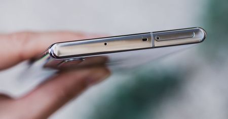 Co to jest hybrydowy slot microSD?