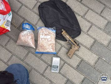 Blisko 1,5 kg 3-CMC w bagażniku. Policyjna kontrola pod Buskiem-Zdrojem zakończyła się zatrzymaniami