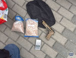 Blisko 1,5 kg 3-CMC w bagażniku. Policyjna kontrola pod Buskiem-Zdrojem zakończyła się zatrzymaniami