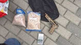 Blisko 1,5 kg 3-CMC w bagażniku. Policyjna kontrola pod Buskiem-Zdrojem zakończyła się zatrzymaniami