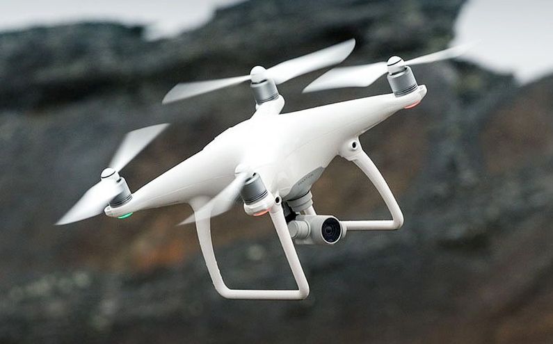 DJI Phantom 4 - flagowy dron, który wykrywa przeszkody, filmuje w 4K i może być sterowany tabletem