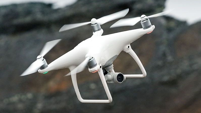 DJI Phantom 4 - flagowy dron, który wykrywa przeszkody, filmuje w 4K i może być sterowany tabletem 1