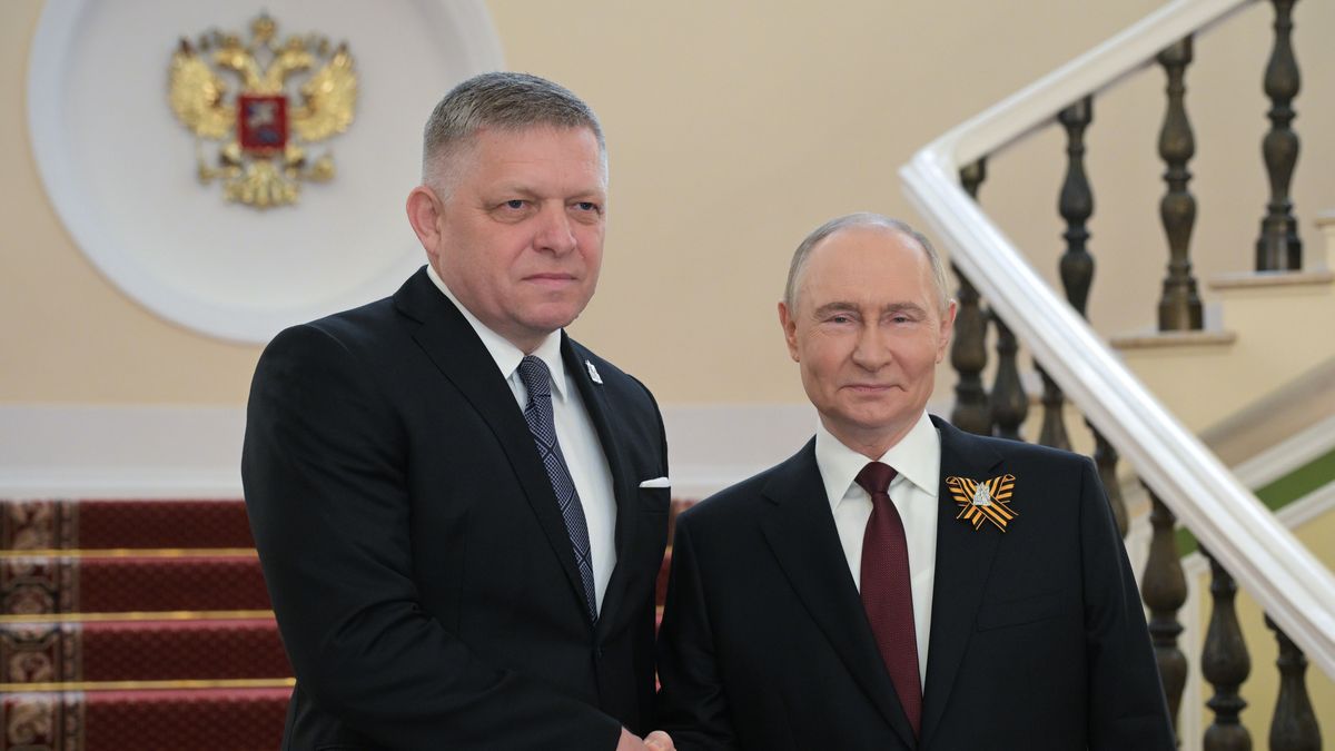 A handout photo made available by Photo Host Agency RIA Novosti shows President of Russia Vladimir Putin welcoming Prime Minister of Slovakia Robert Fico (L) in the Kremlin before the Victory Day military parade, marking the 80th anniversary of victory in the Great Patriotic War, on the Red Square in Moscow, Russia, 09 May 2025. Russia marks the 80th anniversary of the victory in World War II over Nazi Germany and its allies. The Soviet Union lost 27 million people in the war. EPA/ALEXEY NIKOLSKIY / HOST PHOTO AGENCY RIA NOVOSTI / HANDOUT HANDOUT EDITORIAL USE ONLY/NO SALES Dostawca: PAP/EPA.