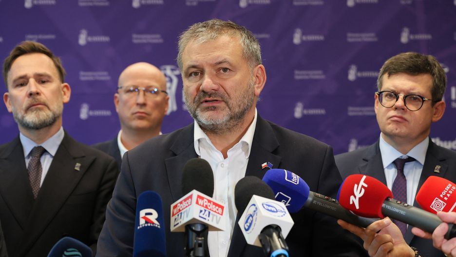 Warszawa, 04.10.2025. Minister sprawiedliwości Waldemar Żurek (2P), prezes zarządu Stowarzyszenia Sędziów Polskich ?Iustitia? Bartłomiej Przymusiński (L), wiceprezes Wojciech Buchajczuk (2L) i członek zarządu Krystian Markiewicz (P) na briefingu prasowym, po spotkaniu ministra z przedstawicielami ?Iustitia? z całej Polski, na temat uporządkowania sytuacji w wymiarze sprawiedliwości oraz skutków wyroku TSUE z 4 września 2025 roku, 4 bm. w Warszawie. (mr) PAP/Paweł Supernak