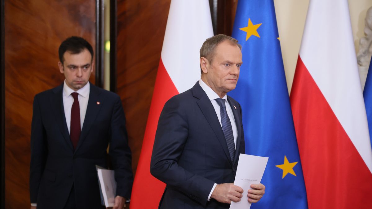 Donald Tusk, Andrzej Doma�ski
Warszawa, 19.12.2023. Premier Donald Tusk (P) oraz minister finans�w Andrzej Doma�ski (L) podczas konferencji prasowej po posiedzeniu rz�du w siedzibie KPRM w Warszawie, 19 bm. Konferencja dot. projektu bud�etu na 2024 r. (jm) PAP/Leszek Szyma�ski
Leszek Szyma�ski
kprm, polityk polityka, posiedzenie, rada ministr�w, rz�d, bud�et, nowego rz�du, oficjalne