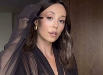 Na biustonosz zarzuciła jedynie futro. Izabella Krzan w stylu femme fatale