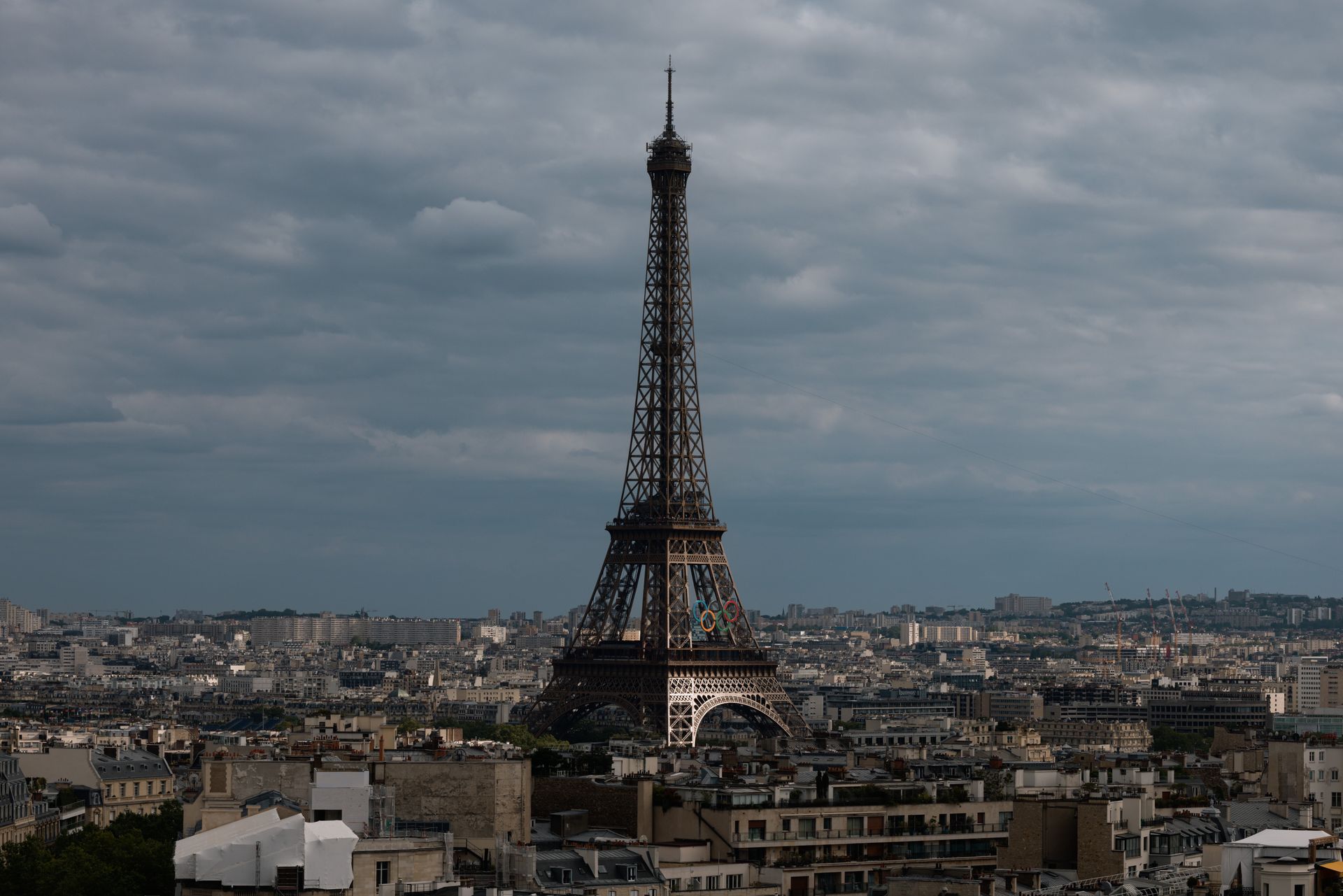 Terror en París.  Una mujer de 25 años fue violada por cinco hombres