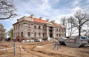 Nowa odsłona pałacu Sczanieckich pod Toruniem coraz bliżej. Prace w Nawrze postępują