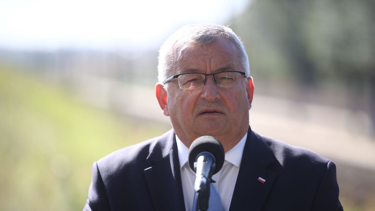 Niedźwiedź, 03.10.2023. Minister infrastruktury Andrzej Adamczyk podczas konferencji prasowej dot. inwestycji kolejowych w województwie małopolskim, 3 bm. w miejscowości Niedźwiedź. (ad) PAP/Łukasz Gągulski
