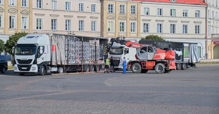 Plac Zamkowy zamknięty na blisko trzy tygodnie. Rozpoczął się montaż boiska i widowni na 1000 osób [ZDJĘCIA]