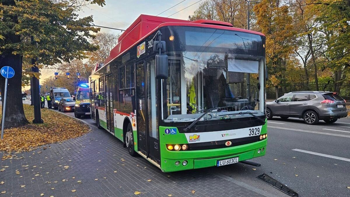 Zderzenie trolejbusu z toyotą na Al. Racławickich