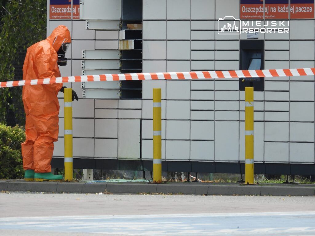 Bródno: Tajemnicza substancja zalała paczkomat. Wyciekała ze skrytki