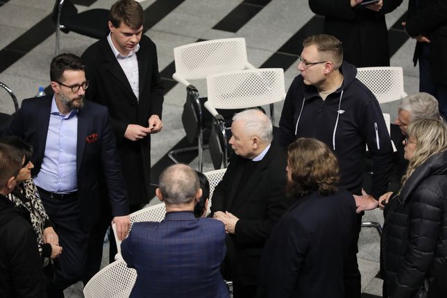 Radosław Fogiel, Jarosław Kaczyński i inni politycy PiS w TVP