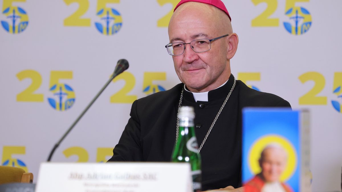 Warszawa, 02.10.2024. Przewodniczący Rady Fundacji "Dzieło Nowego Tysiąclecia", metropolita warszawski abp Adrian Galbas podczas konferencji prasowej w Domu Arcybiskupów w Warszawie, 2 bm. Na spotkaniu poinformowano, że tegoroczny 25. Dzień Papieski obchodzony będzie 12 października pod hasłem ?Święty Jan Paweł II. Prorok nadziei?. (mr) PAP/Szymon Pulcyn